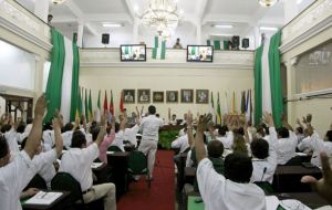 Arms up to vote the new Constitution dividing the country's public opinion